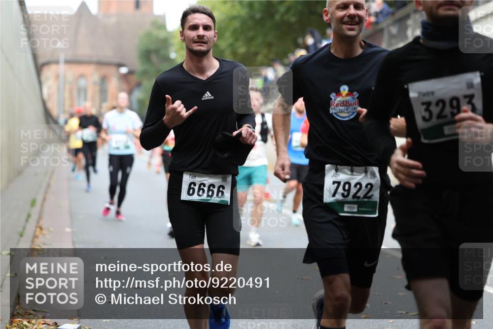 05.10.2025 - 20. swb-Marathon Bremen Michael Strokosch http://msf.ph/oto/9220491 05.10.2025 12:48:57 Laufen 3293, 6666, 7922 meine-sportfotos.de