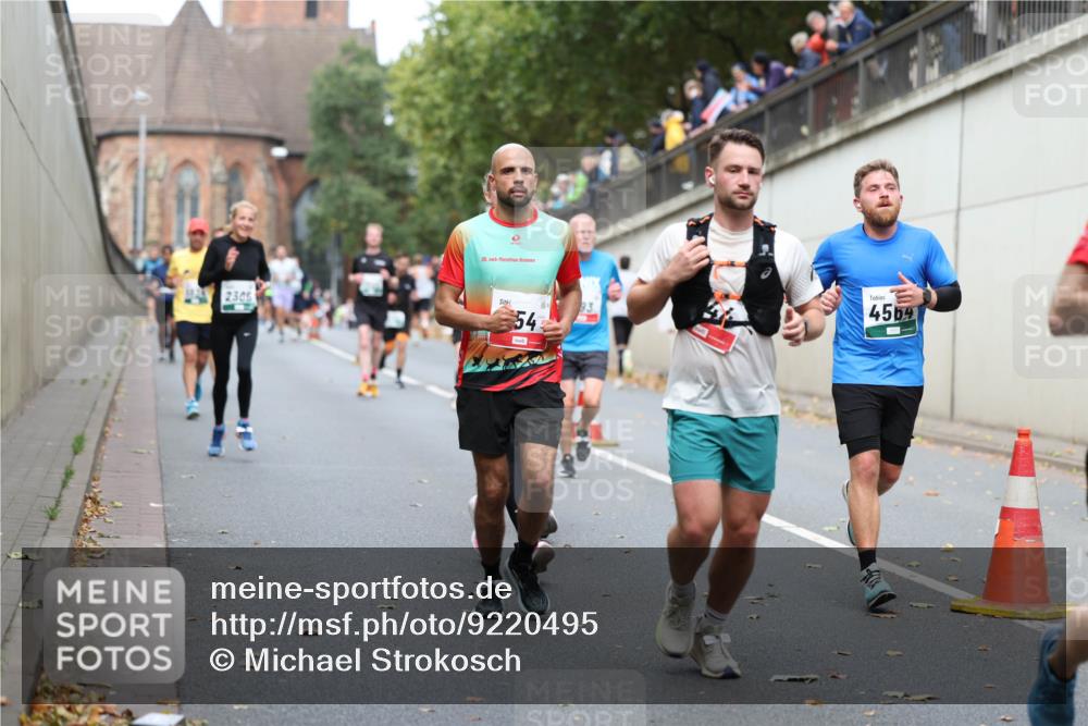 05.10.2025 - 20. swb-Marathon Bremen Michael Strokosch http://msf.ph/oto/9220495 05.10.2025 12:48:59 Laufen 2305, 20, 54, 4569 meine-sportfotos.de