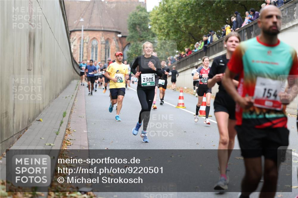 05.10.2025 - 20. swb-Marathon Bremen Michael Strokosch http://msf.ph/oto/9220501 05.10.2025 12:49:00 Laufen 5934, 2306, 154 meine-sportfotos.de