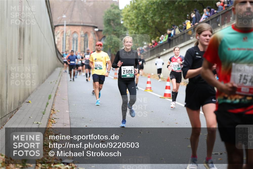 05.10.2025 - 20. swb-Marathon Bremen Michael Strokosch http://msf.ph/oto/9220503 05.10.2025 12:49:01 Laufen 5934, 7319, 2306, 154 meine-sportfotos.de
