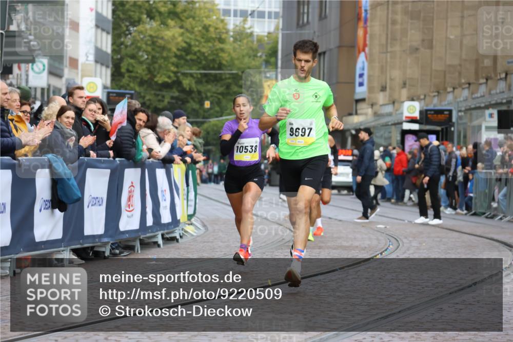 05.10.2025 - 20. swb-Marathon Bremen Strokosch-Dieckow http://msf.ph/oto/9220509 05.10.2025 10:35:34 Ziel 9596, 9697, 10538 meine-sportfotos.de