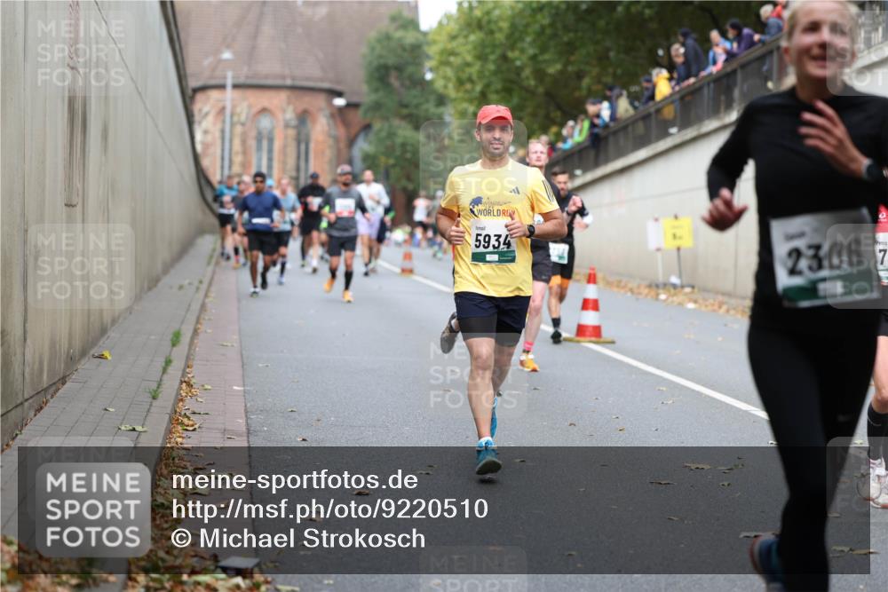 05.10.2025 - 20. swb-Marathon Bremen Michael Strokosch http://msf.ph/oto/9220510 05.10.2025 12:49:03 Laufen 5934, 2306, 7 meine-sportfotos.de