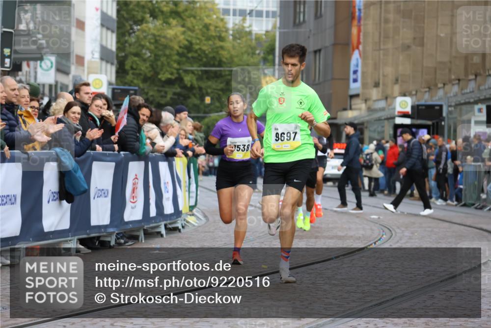 05.10.2025 - 20. swb-Marathon Bremen Strokosch-Dieckow http://msf.ph/oto/9220516 05.10.2025 10:35:34 Ziel 9596, 9697, 10538 meine-sportfotos.de