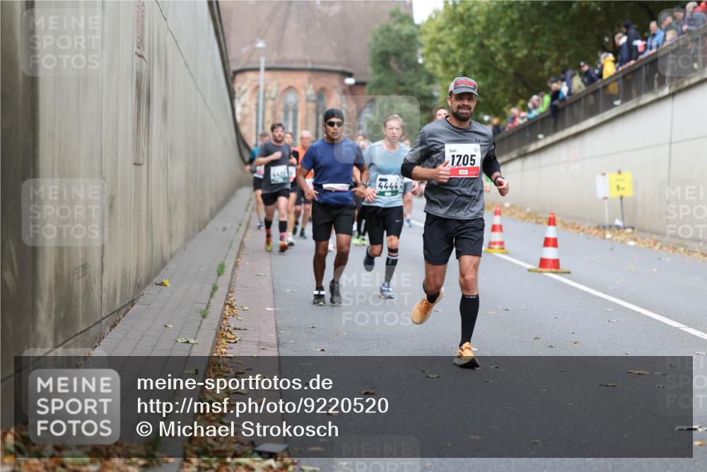 05.10.2025 - 20. swb-Marathon Bremen Michael Strokosch http://msf.ph/oto/9220520 05.10.2025 12:49:08 Laufen 4400, 4444, 1705 meine-sportfotos.de