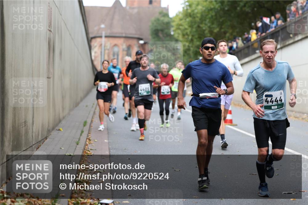 05.10.2025 - 20. swb-Marathon Bremen Michael Strokosch http://msf.ph/oto/9220524 05.10.2025 12:49:11 Laufen 4409, 4444 meine-sportfotos.de