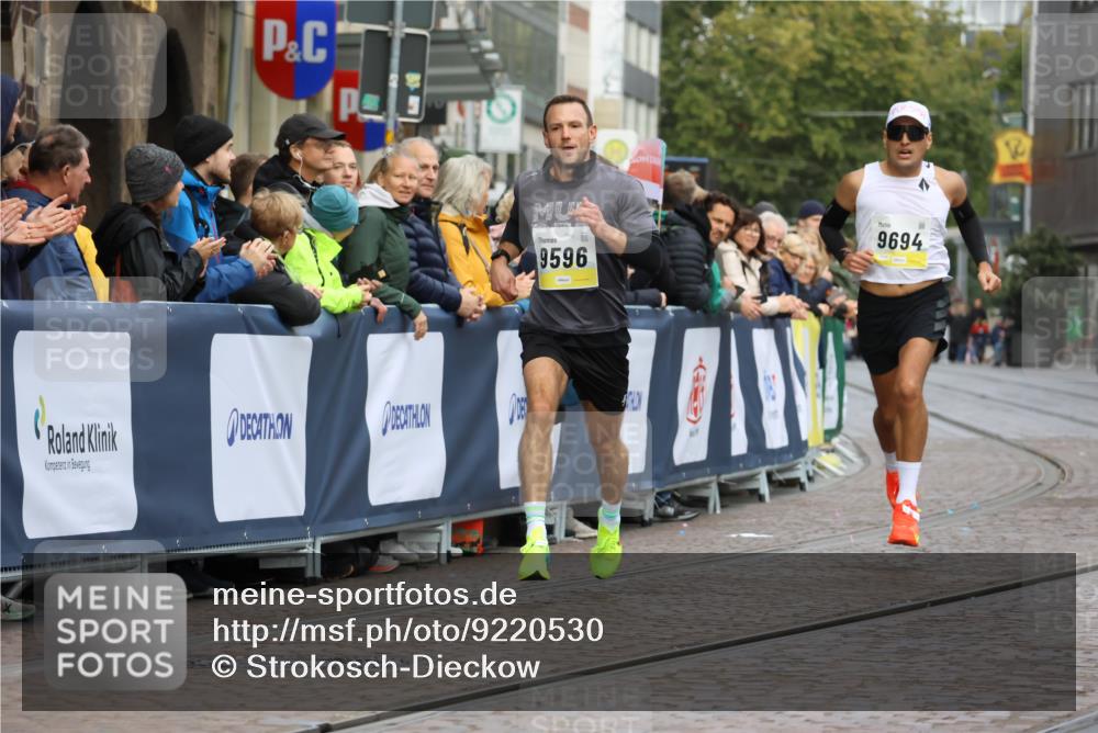 05.10.2025 - 20. swb-Marathon Bremen Strokosch-Dieckow http://msf.ph/oto/9220530 05.10.2025 10:35:39 Ziel 9596, 9697, 10538 meine-sportfotos.de