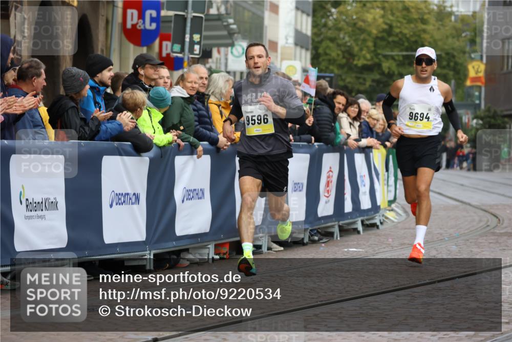 05.10.2025 - 20. swb-Marathon Bremen Strokosch-Dieckow http://msf.ph/oto/9220534 05.10.2025 10:35:39 Ziel 9596, 9697, 10538 meine-sportfotos.de