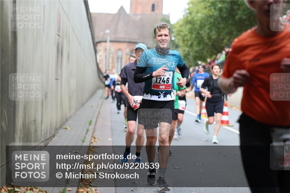 05.10.2025 - 20. swb-Marathon Bremen Michael Strokosch http://msf.ph/oto/9220539 05.10.2025 12:49:17 Laufen 10, 1746 meine-sportfotos.de