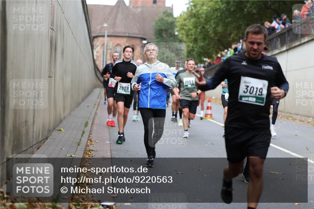 05.10.2025 - 20. swb-Marathon Bremen Michael Strokosch http://msf.ph/oto/9220563 05.10.2025 12:49:27 Laufen 7653, 3019, 974, 2009 meine-sportfotos.de