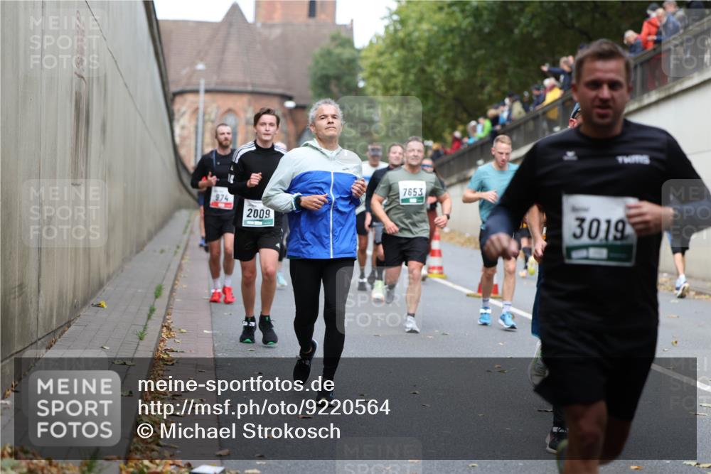 05.10.2025 - 20. swb-Marathon Bremen Michael Strokosch http://msf.ph/oto/9220564 05.10.2025 12:49:28 Laufen 974, 2009, 1620, 7653, 3019 meine-sportfotos.de