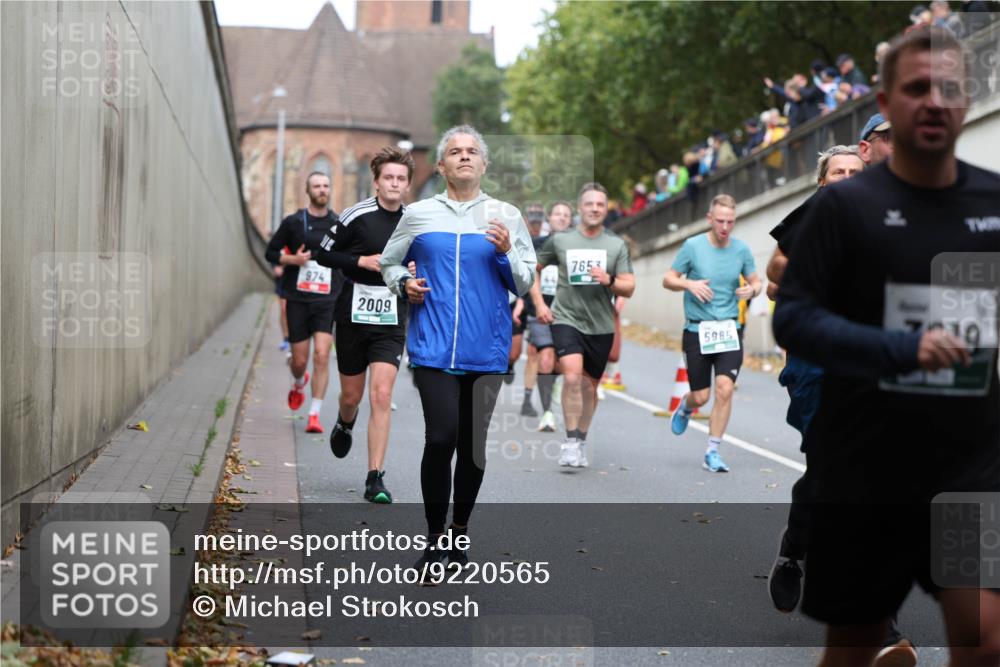 05.10.2025 - 20. swb-Marathon Bremen Michael Strokosch http://msf.ph/oto/9220565 05.10.2025 12:49:28 Laufen 974, 2009, 7653, 5985, 7319 meine-sportfotos.de