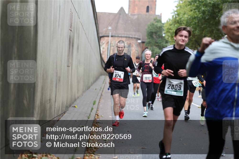 05.10.2025 - 20. swb-Marathon Bremen Michael Strokosch http://msf.ph/oto/9220569 05.10.2025 12:49:30 Laufen 974, 1997, 2009, 3917 meine-sportfotos.de
