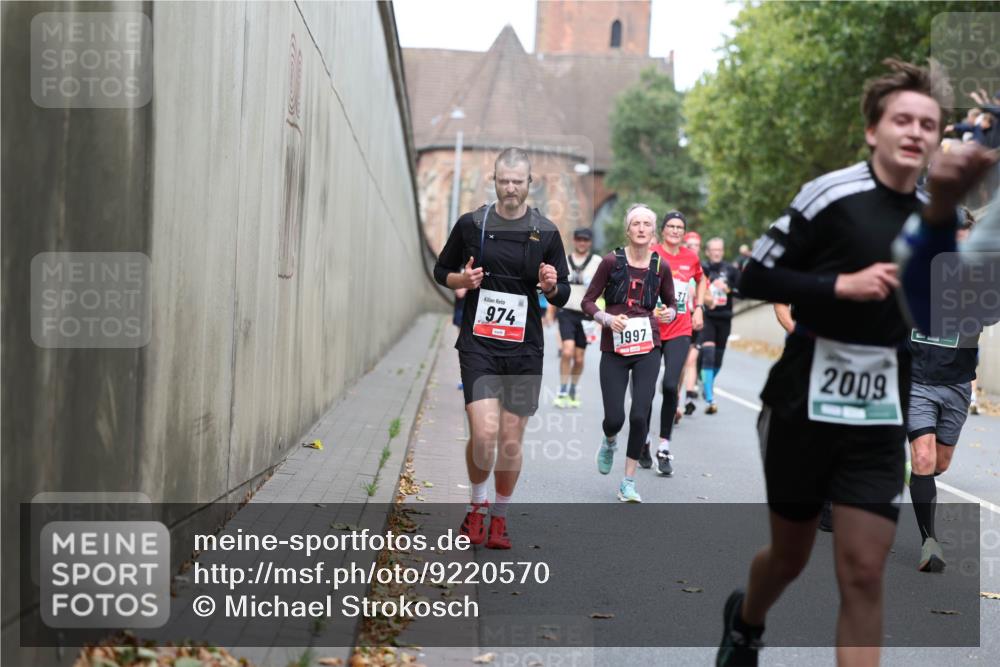 05.10.2025 - 20. swb-Marathon Bremen Michael Strokosch http://msf.ph/oto/9220570 05.10.2025 12:49:30 Laufen 974, 1997, 2009 meine-sportfotos.de