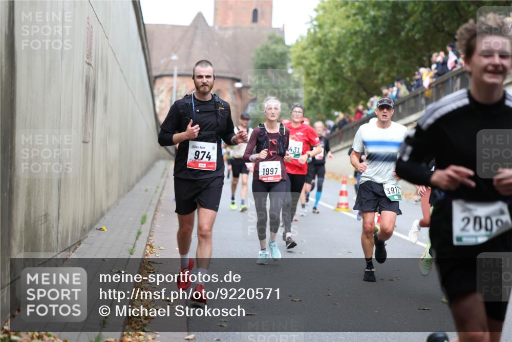 05.10.2025 - 20. swb-Marathon Bremen Michael Strokosch http://msf.ph/oto/9220571 05.10.2025 12:49:31 Laufen 974, 1997, 110, 431, 391, 2009 meine-sportfotos.de