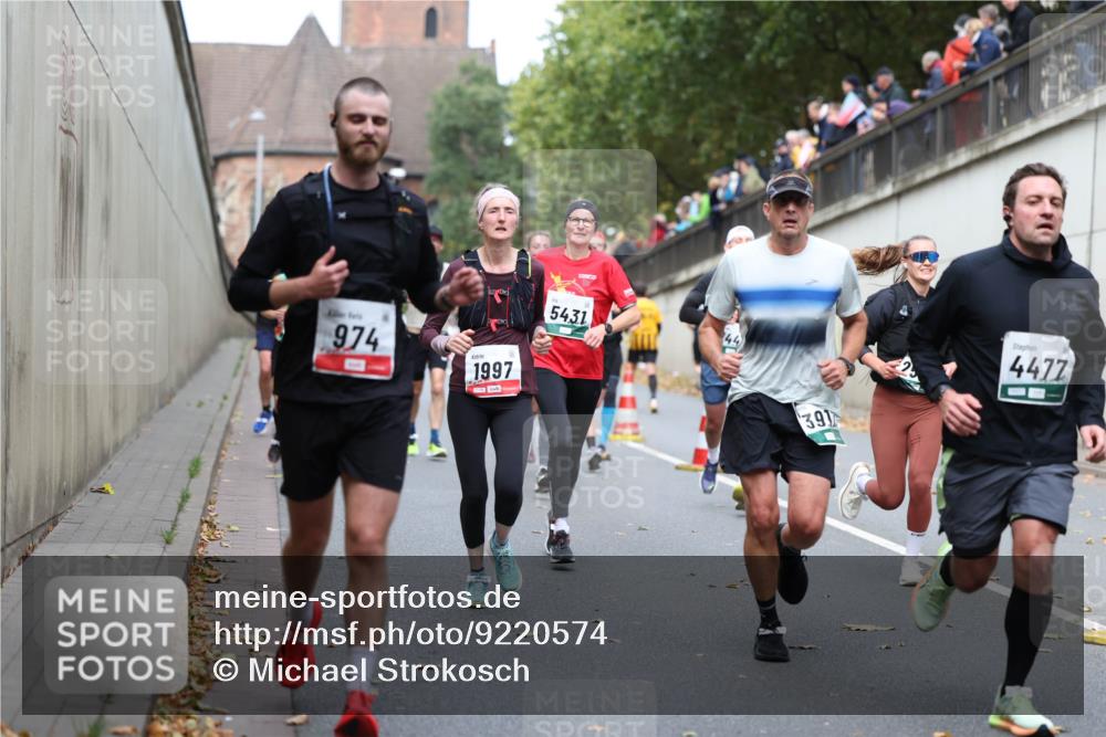 05.10.2025 - 20. swb-Marathon Bremen Michael Strokosch http://msf.ph/oto/9220574 05.10.2025 12:49:31 Laufen 974, 1997, 5431, 391, 4477 meine-sportfotos.de