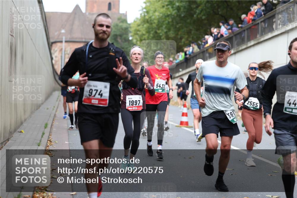 05.10.2025 - 20. swb-Marathon Bremen Michael Strokosch http://msf.ph/oto/9220575 05.10.2025 12:49:32 Laufen 974, 1997, 5431, 391, 2555, 44 meine-sportfotos.de