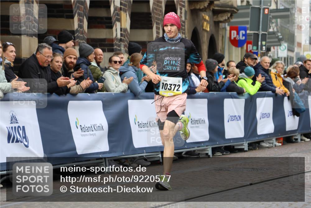 05.10.2025 - 20. swb-Marathon Bremen Strokosch-Dieckow http://msf.ph/oto/9220577 05.10.2025 10:35:56 Ziel 10372 meine-sportfotos.de