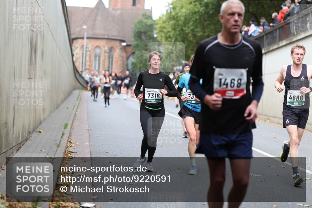 05.10.2025 - 20. swb-Marathon Bremen Michael Strokosch http://msf.ph/oto/9220591 05.10.2025 12:49:38 Laufen 7316, 73, 1468, 0, 4688 meine-sportfotos.de