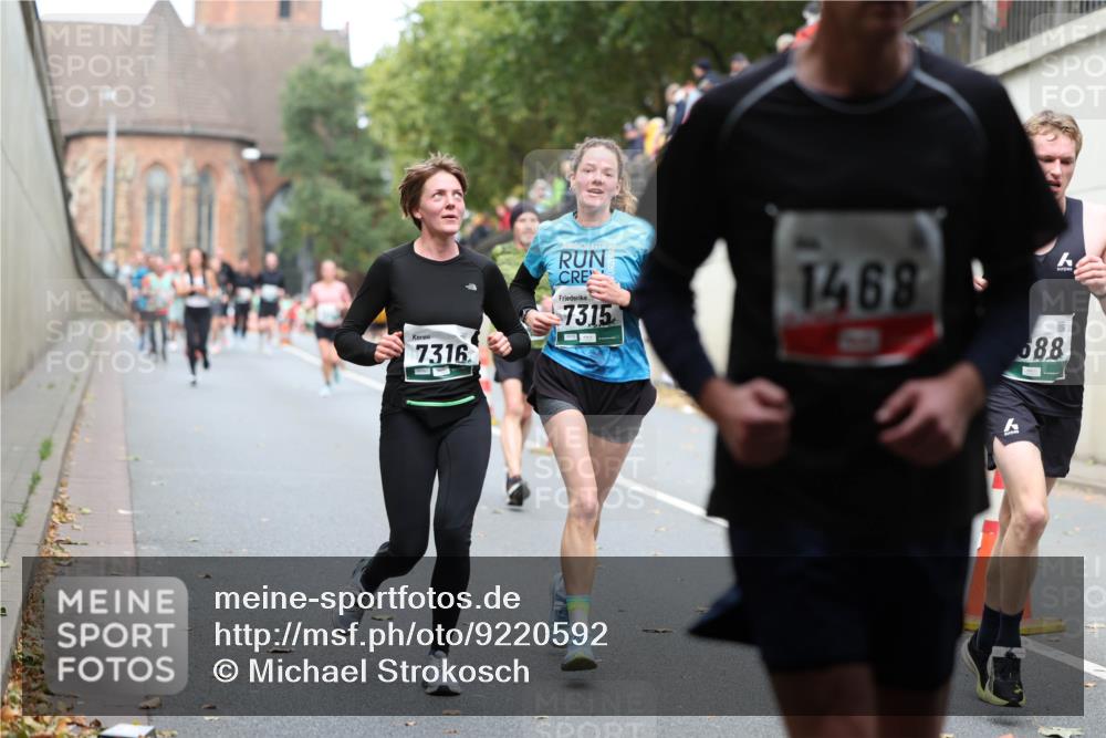 05.10.2025 - 20. swb-Marathon Bremen Michael Strokosch http://msf.ph/oto/9220592 05.10.2025 12:49:38 Laufen 7316, 7315, 1468, 588 meine-sportfotos.de