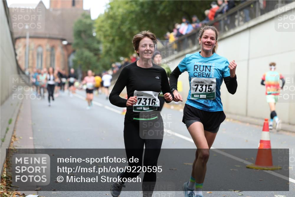 05.10.2025 - 20. swb-Marathon Bremen Michael Strokosch http://msf.ph/oto/9220595 05.10.2025 12:49:39 Laufen 7316, 05567, 7315 meine-sportfotos.de