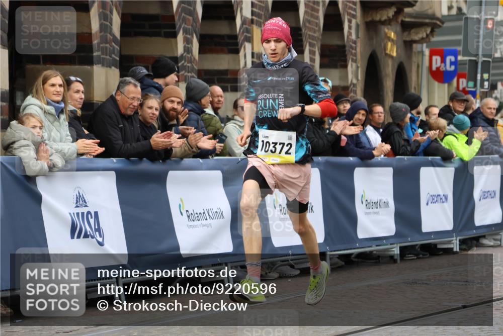 05.10.2025 - 20. swb-Marathon Bremen Strokosch-Dieckow http://msf.ph/oto/9220596 05.10.2025 10:35:56 Ziel 10372 meine-sportfotos.de