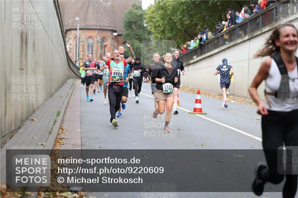 05.10.2025 - 20. swb-Marathon Bremen Michael Strokosch http://msf.ph/oto/9220609 05.10.2025 12:49:47 Laufen 6145, 8984, 5247, 5522 meine-sportfotos.de