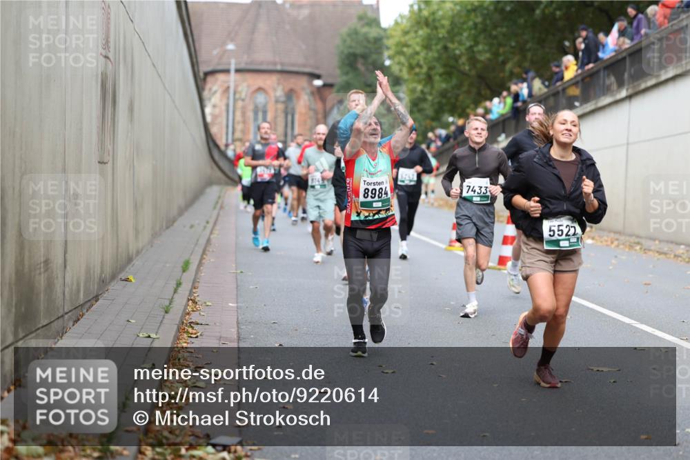 05.10.2025 - 20. swb-Marathon Bremen Michael Strokosch http://msf.ph/oto/9220614 05.10.2025 12:49:49 Laufen 14, 8984, 7433, 5522 meine-sportfotos.de