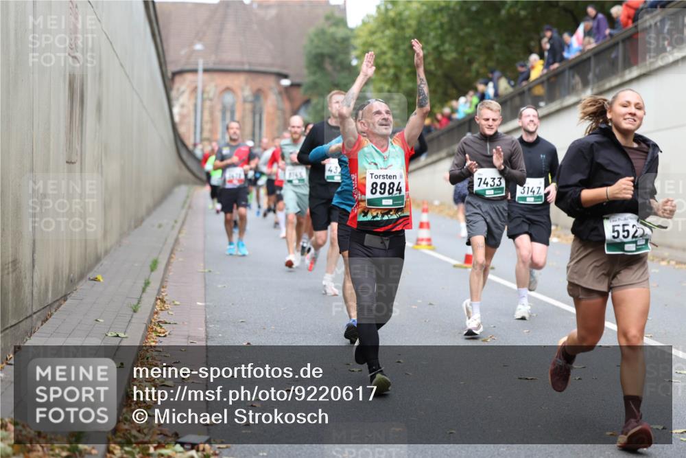 05.10.2025 - 20. swb-Marathon Bremen Michael Strokosch http://msf.ph/oto/9220617 05.10.2025 12:49:49 Laufen 8145, 8984, 7433, 3142, 552 meine-sportfotos.de