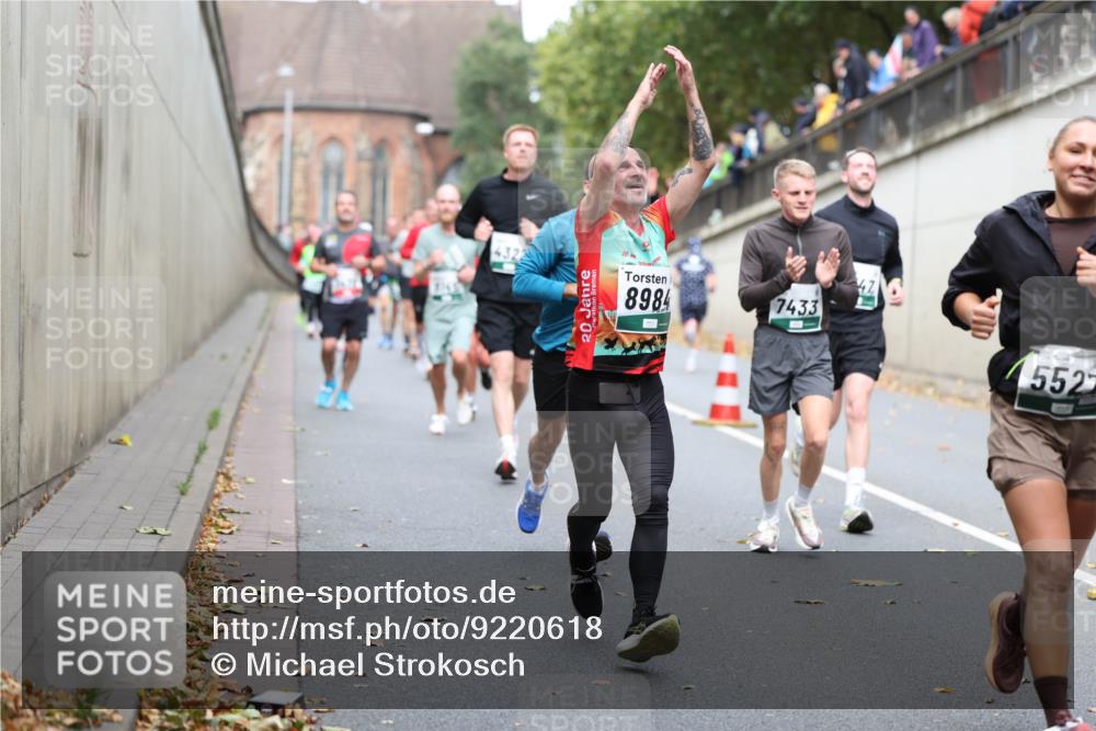 05.10.2025 - 20. swb-Marathon Bremen Michael Strokosch http://msf.ph/oto/9220618 05.10.2025 12:49:49 Laufen 20, 8984, 7433, 5525 meine-sportfotos.de