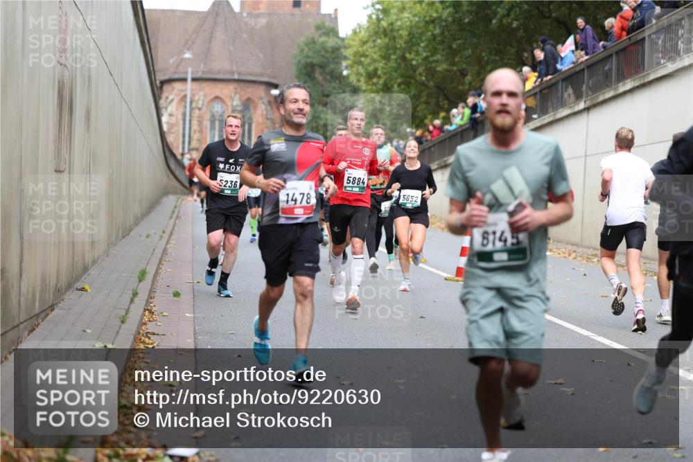 05.10.2025 - 20. swb-Marathon Bremen Michael Strokosch http://msf.ph/oto/9220630 05.10.2025 12:49:53 Laufen 5236, 1478, 5884, 5652, 8145 meine-sportfotos.de