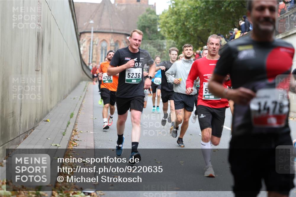 05.10.2025 - 20. swb-Marathon Bremen Michael Strokosch http://msf.ph/oto/9220635 05.10.2025 12:49:55 Laufen 4705, 5236, 5, 1478 meine-sportfotos.de