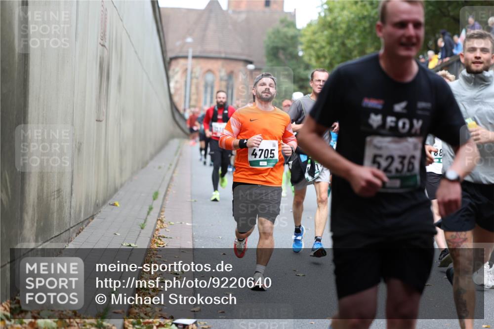 05.10.2025 - 20. swb-Marathon Bremen Michael Strokosch http://msf.ph/oto/9220640 05.10.2025 12:49:57 Laufen 4705, 5236, 5235, 88 meine-sportfotos.de