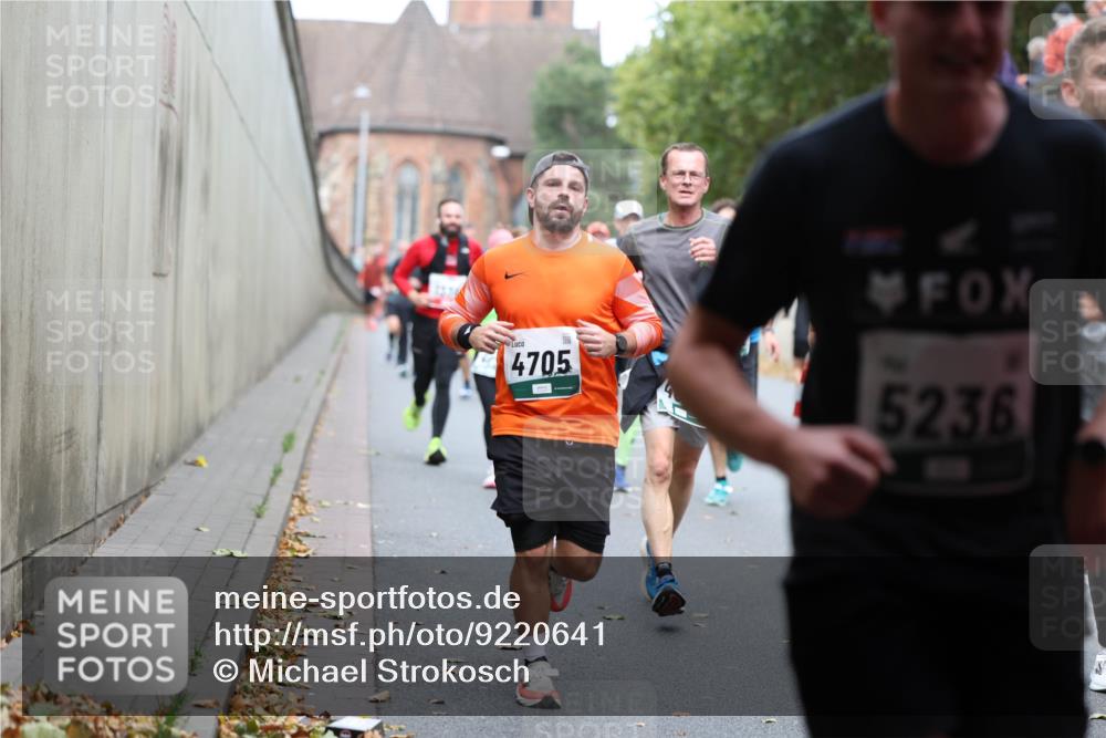 05.10.2025 - 20. swb-Marathon Bremen Michael Strokosch http://msf.ph/oto/9220641 05.10.2025 12:49:57 Laufen 4705, 5236 meine-sportfotos.de