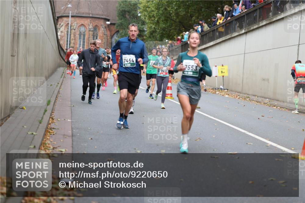05.10.2025 - 20. swb-Marathon Bremen Michael Strokosch http://msf.ph/oto/9220650 05.10.2025 12:50:02 Laufen 7454, 27, 7553, 1413, 9 meine-sportfotos.de
