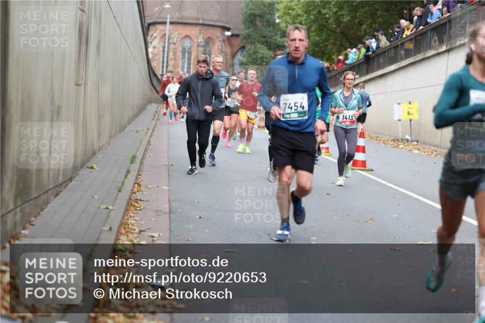 05.10.2025 - 20. swb-Marathon Bremen Michael Strokosch http://msf.ph/oto/9220653 05.10.2025 12:50:03 Laufen 6879, 7454, 5755, 9, 1413 meine-sportfotos.de
