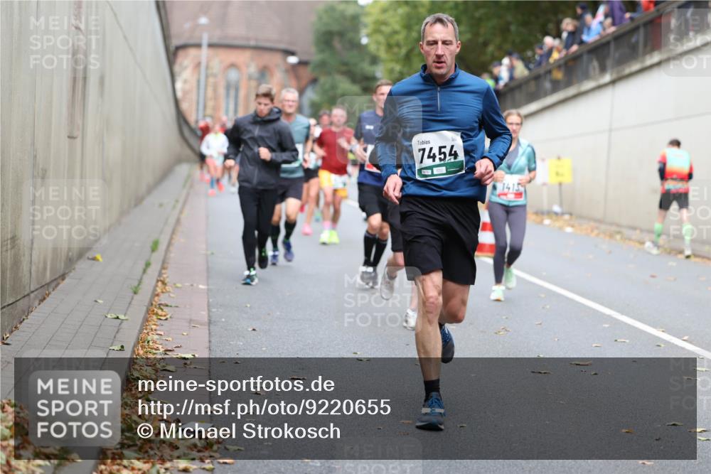 05.10.2025 - 20. swb-Marathon Bremen Michael Strokosch http://msf.ph/oto/9220655 05.10.2025 12:50:04 Laufen 7454, 1415 meine-sportfotos.de