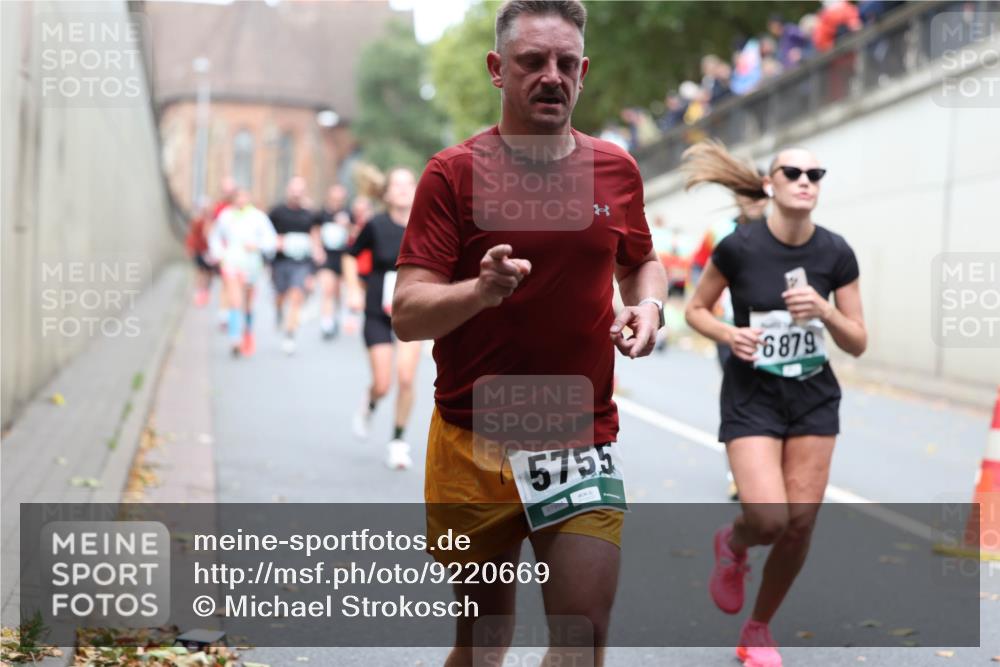 05.10.2025 - 20. swb-Marathon Bremen Michael Strokosch http://msf.ph/oto/9220669 05.10.2025 12:50:09 Laufen 5755, 07866, 6879 meine-sportfotos.de