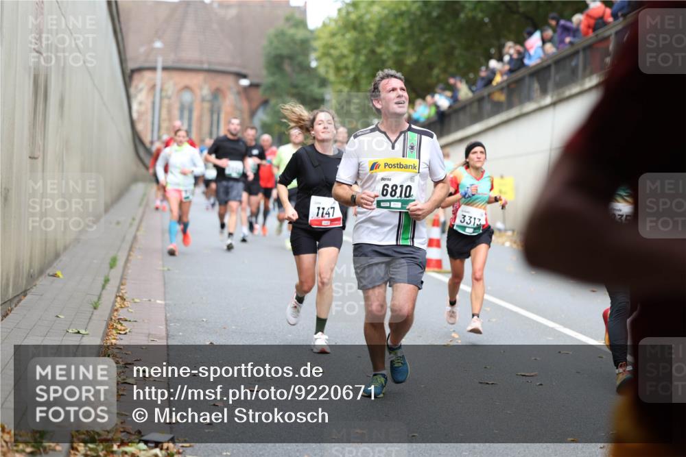 05.10.2025 - 20. swb-Marathon Bremen Michael Strokosch http://msf.ph/oto/9220671 05.10.2025 12:50:10 Laufen 7147, 6810, 3313, 35 meine-sportfotos.de