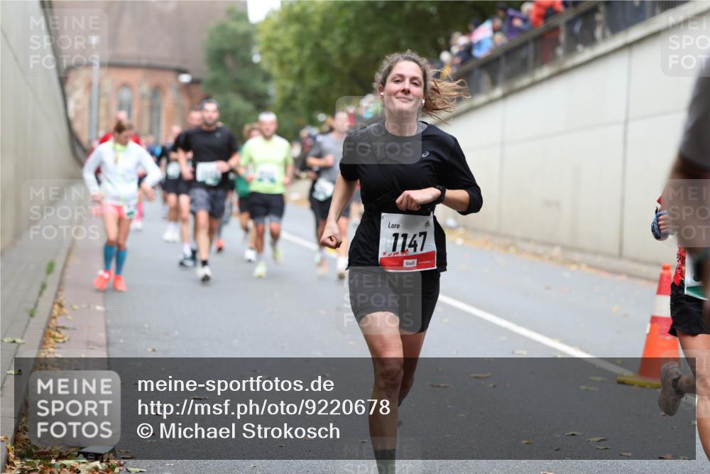 05.10.2025 - 20. swb-Marathon Bremen Michael Strokosch http://msf.ph/oto/9220678 05.10.2025 12:50:12 Laufen 1147 meine-sportfotos.de