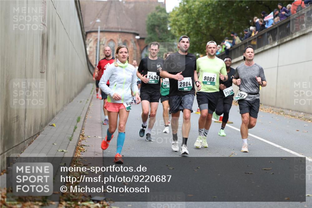 05.10.2025 - 20. swb-Marathon Bremen Michael Strokosch http://msf.ph/oto/9220687 05.10.2025 12:50:14 Laufen 9977, 197, 3424, 9089, 296, 2984, 650, 4767 meine-sportfotos.de