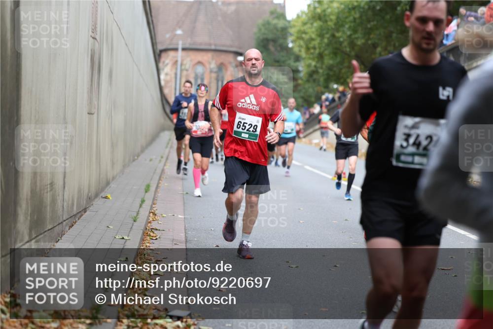 05.10.2025 - 20. swb-Marathon Bremen Michael Strokosch http://msf.ph/oto/9220697 05.10.2025 12:50:17 Laufen 1012, 5, 6529, 16, 342 meine-sportfotos.de