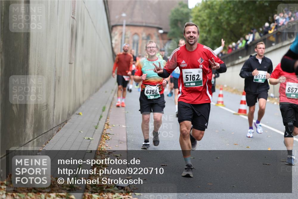 05.10.2025 - 20. swb-Marathon Bremen Michael Strokosch http://msf.ph/oto/9220710 05.10.2025 12:50:24 Laufen 6750, 5162, 6573, 6572 meine-sportfotos.de