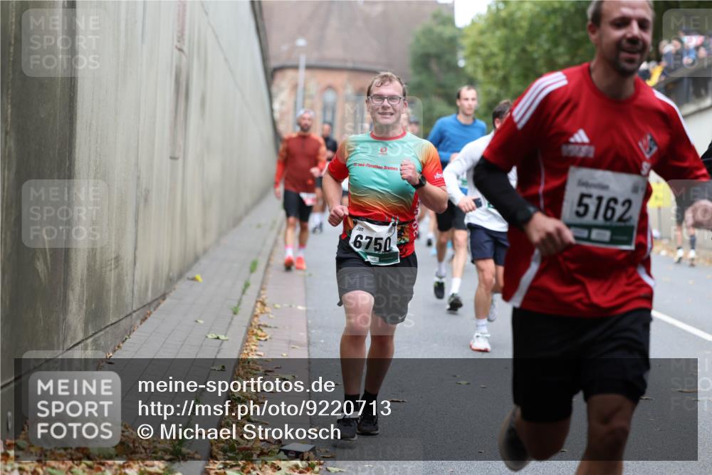 05.10.2025 - 20. swb-Marathon Bremen Michael Strokosch http://msf.ph/oto/9220713 05.10.2025 12:50:25 Laufen 1701, 6750, 5162 meine-sportfotos.de