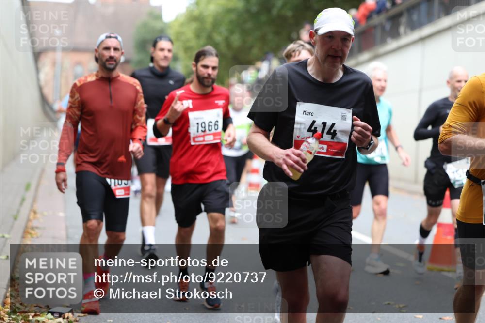 05.10.2025 - 20. swb-Marathon Bremen Michael Strokosch http://msf.ph/oto/9220737 05.10.2025 12:50:33 Laufen 3, 1966, 414 meine-sportfotos.de