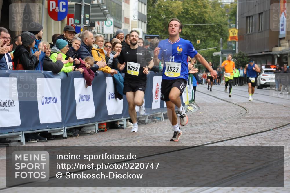 05.10.2025 - 20. swb-Marathon Bremen Strokosch-Dieckow http://msf.ph/oto/9220747 05.10.2025 10:36:37 Ziel 9527, 9829 meine-sportfotos.de