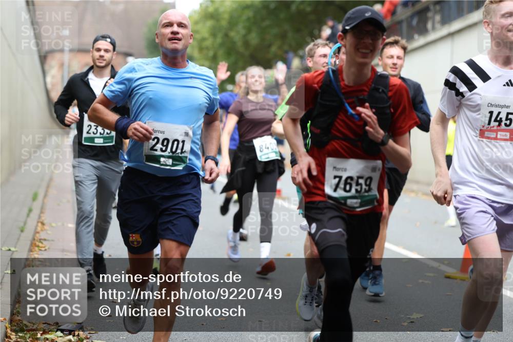 05.10.2025 - 20. swb-Marathon Bremen Michael Strokosch http://msf.ph/oto/9220749 05.10.2025 12:50:37 Laufen 233, 2901, 8408, 7659, 145, 00330 meine-sportfotos.de