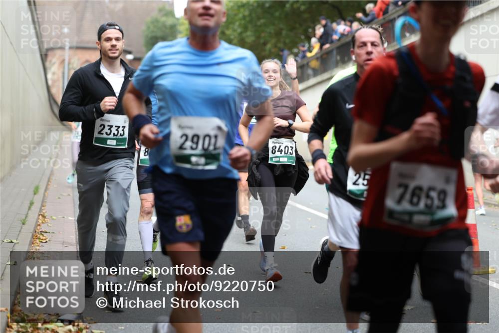05.10.2025 - 20. swb-Marathon Bremen Michael Strokosch http://msf.ph/oto/9220750 05.10.2025 12:50:37 Laufen 2333, 2901, 8, 8403, 25, 7653 meine-sportfotos.de