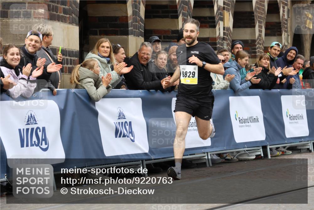 05.10.2025 - 20. swb-Marathon Bremen Strokosch-Dieckow http://msf.ph/oto/9220763 05.10.2025 10:36:40 Ziel 9829, 10425 meine-sportfotos.de