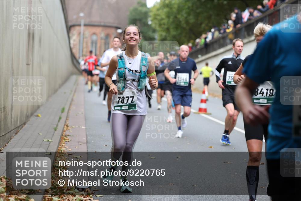 05.10.2025 - 20. swb-Marathon Bremen Michael Strokosch http://msf.ph/oto/9220765 05.10.2025 12:50:42 Laufen 7877, 75, 84, 19 meine-sportfotos.de