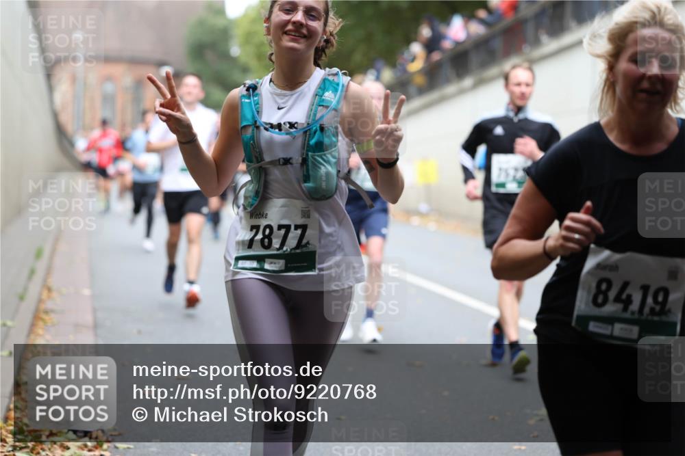 05.10.2025 - 20. swb-Marathon Bremen Michael Strokosch http://msf.ph/oto/9220768 05.10.2025 12:50:42 Laufen 7877, 07103, 8419 meine-sportfotos.de